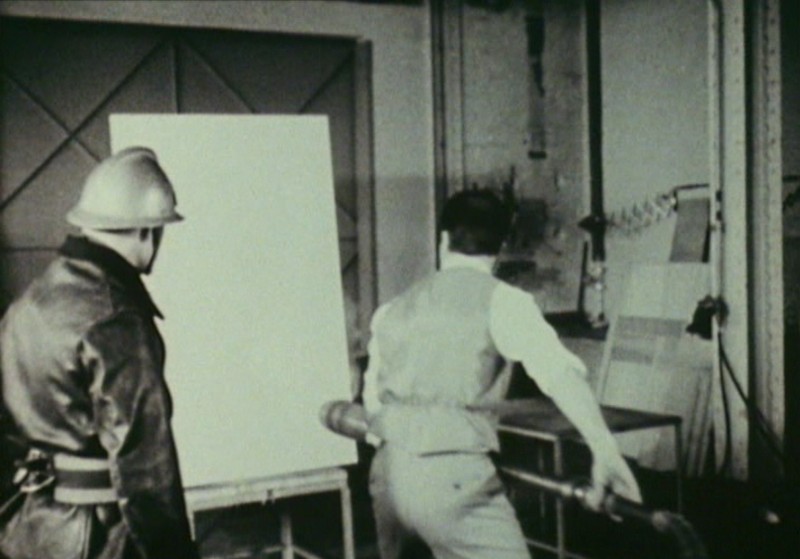 Yves Klein réalisant des Peintures de Feu