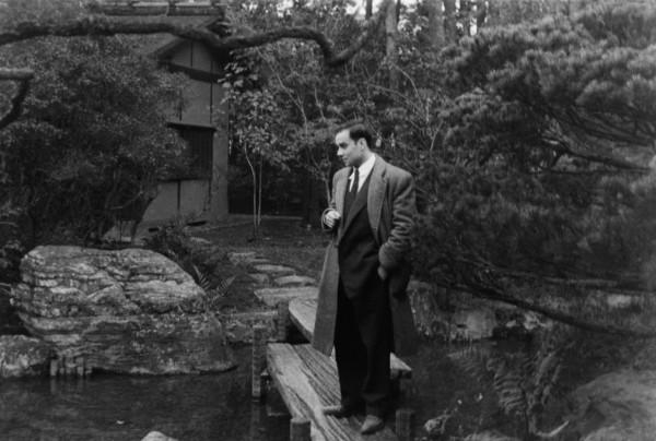 Yves Klein dans un jardin à Kyoto