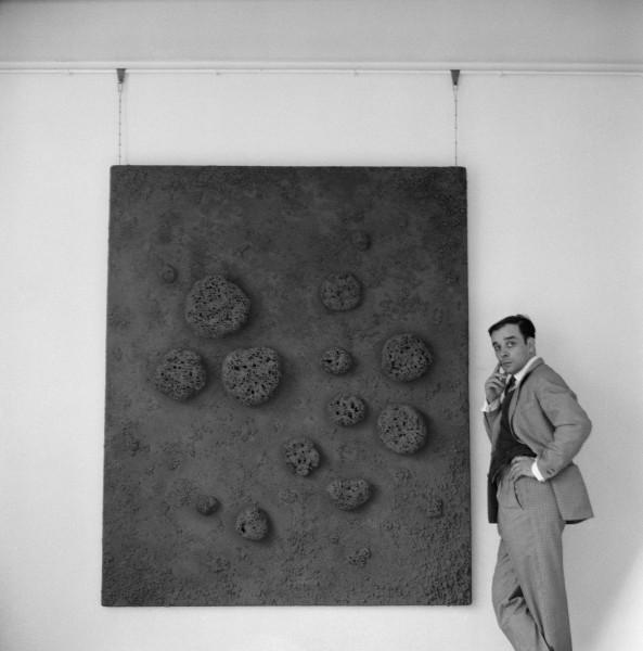 Yves Klein à côté d'un Relief Éponge (RE 10) lors de son exposition "Yves Klein Monochrome und Feuer", Museum Haus Lange