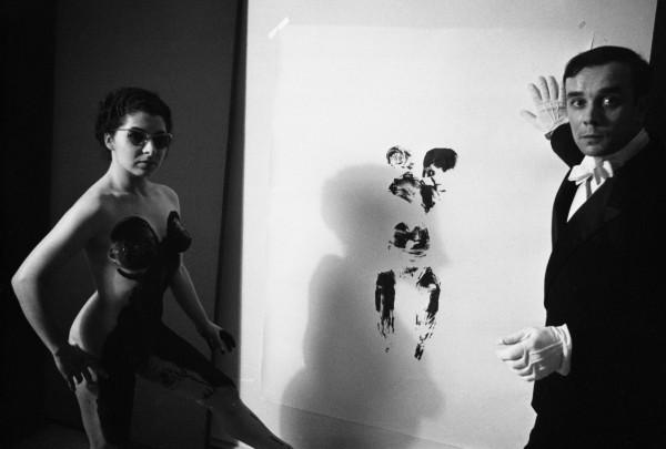 Yves Klein réalisant une Anthropométrie avec Elena dans son atelier (ANT 133)