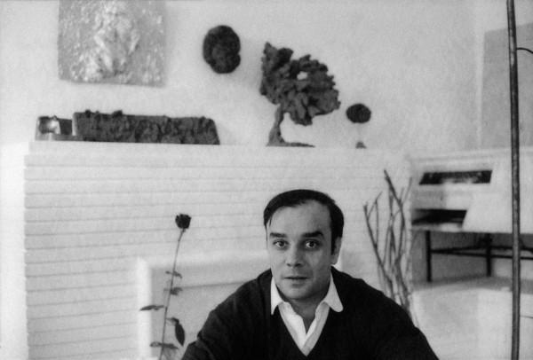 Yves Klein dans son atelier entouré de ses œuvres (MG 5, RE 7, SE 33, SE 72)