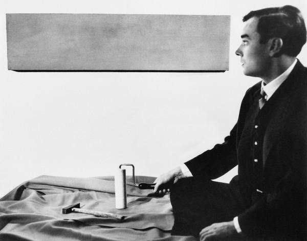 Yves Klein devant l’un de ses Monochromes dans son atelier
